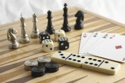 Schachbrett, Wrfel, Spielkarten und Domino