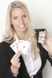 Frau mit Spielkarten und Geld